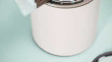 Açılan metal boya mavi renk boya ve diğer boya malzemeleri