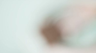 Açılan metal boya mavi renk boya ve diğer boya malzemeleri