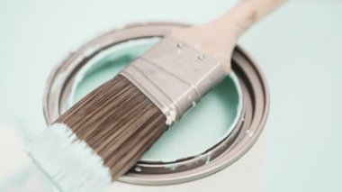 Açılan metal boya mavi renk boya ve diğer boya malzemeleri