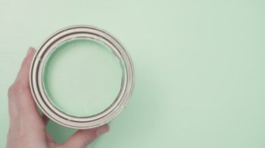 Açılan metal boya mavi renk boya ve diğer boya malzemeleri