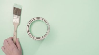 Açılan metal boya mavi renk boya ve diğer boya malzemeleri