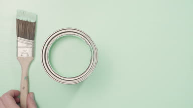 Açılan metal boya mavi renk boya ve diğer boya malzemeleri