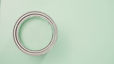 Açılan metal boya mavi renk boya ve diğer boya malzemeleri