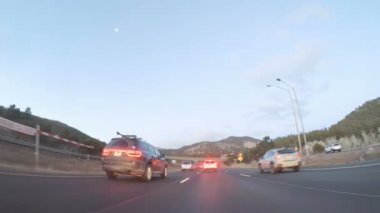 Denver, Colorado, ABD-7 Ocak, 2018-Pov-sürüş eyaletlerarası Otoban I70 gündoğumu,