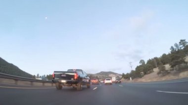 Denver, Colorado, ABD-7 Ocak, 2018-Pov-sürüş eyaletlerarası Otoban I70 gündoğumu,