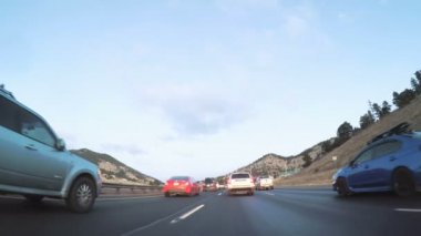 Denver, Colorado, ABD-7 Ocak, 2018-Pov-sürüş eyaletlerarası Otoban I70 gündoğumu,