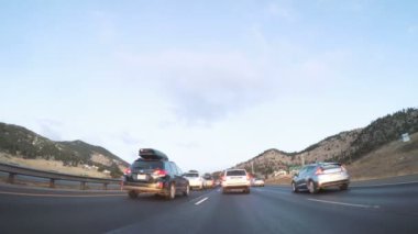 Denver, Colorado, ABD-7 Ocak, 2018-Pov-sürüş eyaletlerarası Otoban I70 gündoğumu,