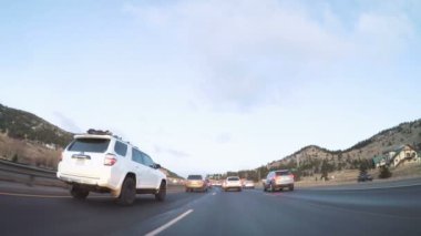 Denver, Colorado, ABD-7 Ocak, 2018-Pov-sürüş eyaletlerarası Otoban I70 gündoğumu,