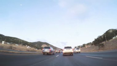 Denver, Colorado, ABD-7 Ocak, 2018-Pov-sürüş eyaletlerarası Otoban I70 gündoğumu,