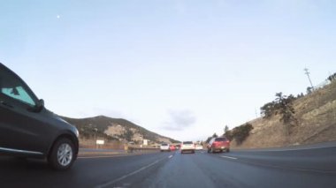 Denver, Colorado, ABD-7 Ocak, 2018-Pov-sürüş eyaletlerarası Otoban I70 gündoğumu,