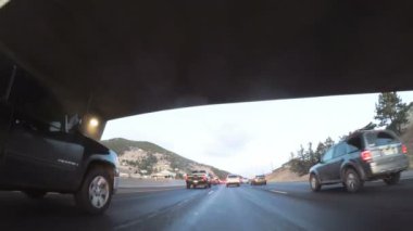 Denver, Colorado, ABD-7 Ocak, 2018-Pov-sürüş eyaletlerarası Otoban I70 gündoğumu,
