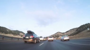 Denver, Colorado, ABD-7 Ocak, 2018-Pov-zaman sukut. Güneş doğarken I70 eyaletler arası otoyolda sürüş