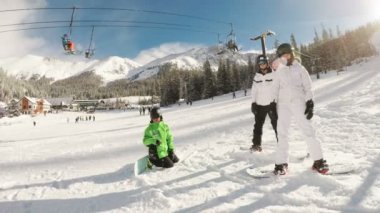 Colorado, ABD-Ocak 7, 2018-Pov-çocuklar ve yetişkinler Arapahoe Havzası Kayak Merkezi, tavşan tepede kayak için öğrenme