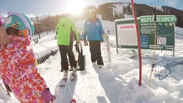 Colorado Estados Unidos Enero 2018 Pov Niños Adultos Aprenden Esquiar — Vídeos de Stock