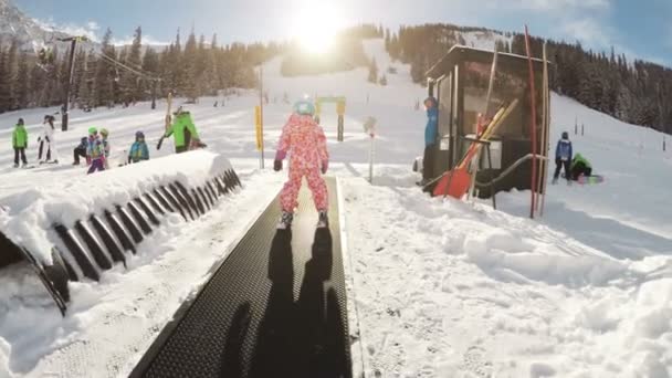 Colorado Estados Unidos Enero 2018 Pov Niños Adultos Aprenden Esquiar — Vídeo de stock