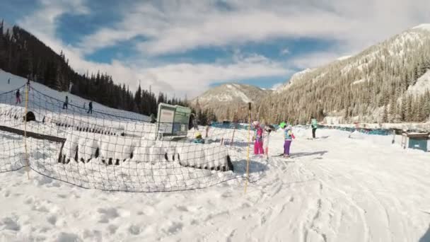 Colorado Eua Janeiro 2018 Pov Crianças Adultos Aprendendo Esquiar Alpino — Vídeo de Stock