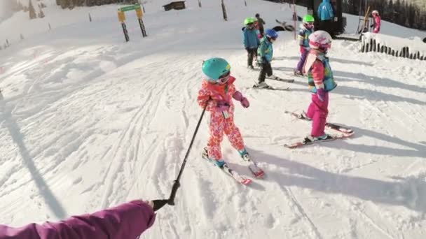 Colorado Stany Zjednoczone Ameryki Styczeń 2018 Pov Dzieci Dorosłych Nauka — Wideo stockowe