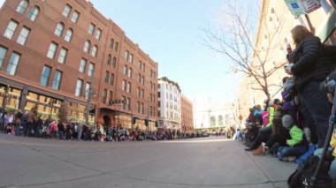 Denver, Colorado, ABD-Ocak 4, 2018-Pov-Ulusal Batı stok Show Kick-Off Parade bando, yüzen, ata biniciler, kovboy, kovboy ve Longhorn sığır ile