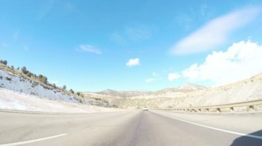 POV bakış açısı - kışın dağ arazi ile sürüş.