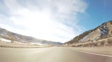 POV bakış açısı - kışın dağ arazi ile sürüş.