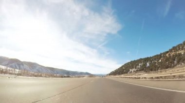 POV bakış açısı - kışın dağ arazi ile sürüş.