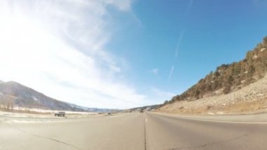 POV bakış açısı - kışın dağ arazi ile sürüş.