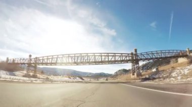 POV bakış açısı - kışın dağ arazi ile sürüş.