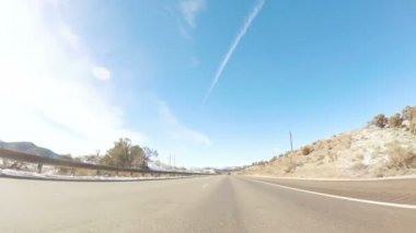 POV bakış açısı - kışın dağ arazi ile sürüş.