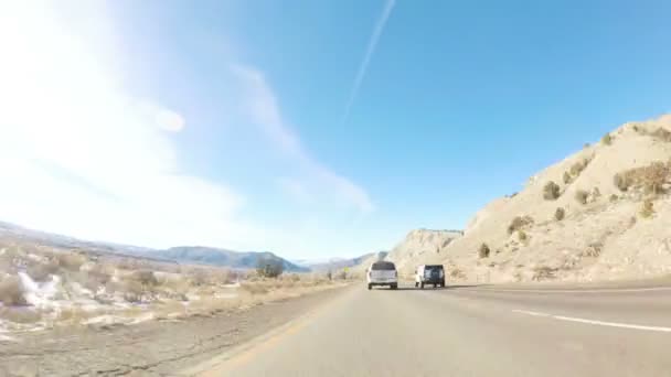 时间失效 冬季驾车穿越山地地形 — 图库视频影像