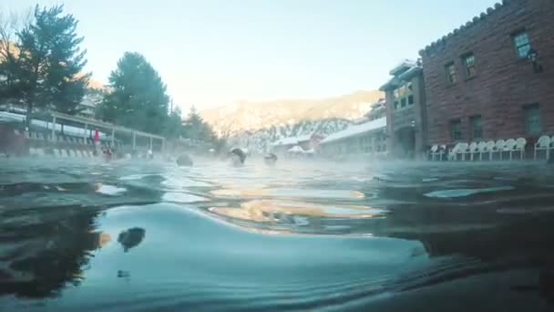 Colorado Usa December 2017 Pov Oogpunt Warmwaterbronnen Openlucht Zwembad Winter — Stockvideo
