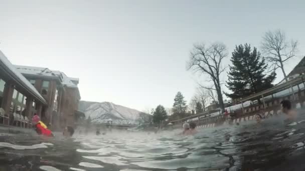 コロラド州 アメリカ合衆国 2017 ハメ撮り視点 屋外温泉プール — ストック動画