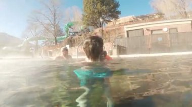 Colorado, ABD-Aralık 26, 2017. POV bakış açısı - açık Kaplıcalar içinde Yüzme Havuzu içinde belgili tanımlık kış