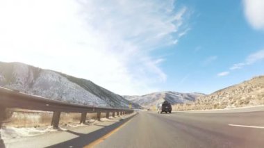 Colorado, ABD-Aralık 26, 2017. POV bakış açısı - kışın dağ arazi ile sürüş