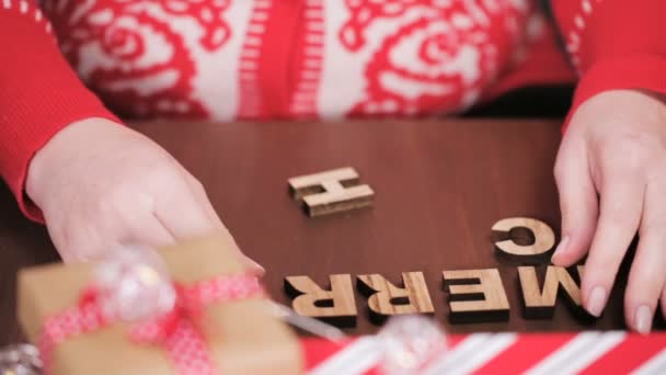 木製メリー クリスマス サインと伝統的なジンジャーブレッド クッキーを家を作った — ストック動画