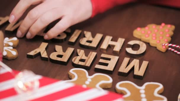 Ahşap Merry Christmas Işareti Yapılan Geleneksel Gingerbread Çerezleri — Stok video