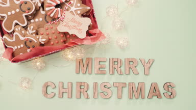 Ahşap Merry Christmas işareti ve yapılan geleneksel gingerbread çerezleri ev