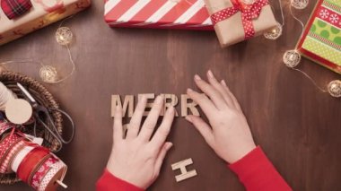 Ahşap Merry Christmas işareti ve yapılan geleneksel gingerbread çerezleri ev