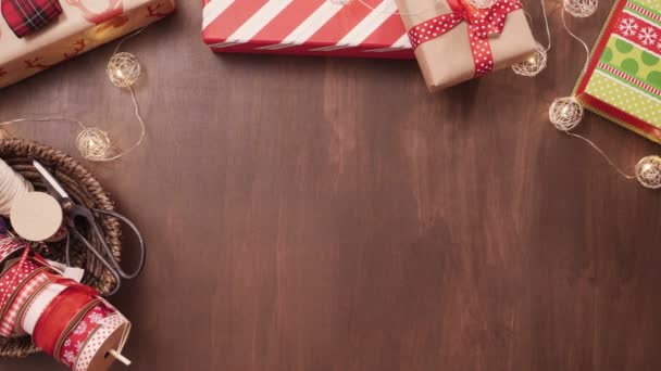 Καλά Χριστούγεννα Ξύλο Σημάδι Και Παραδοσιακό Μελόψωμο Cookies Σπίτι Έκανε — Αρχείο Βίντεο