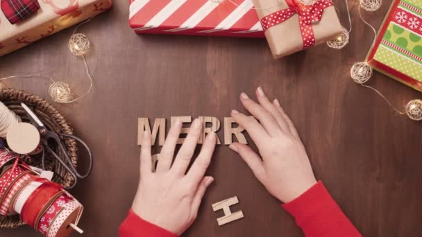 Trä God Jul Skylt Och Traditionella Pepparkakor Hemma Gjort — Stockvideo