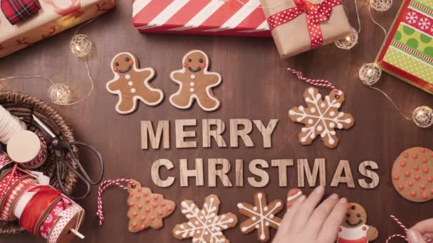 Hout Merry Christmas Teken Traditionele Peperkoek Cookies Thuis Gemaakt — Stockvideo