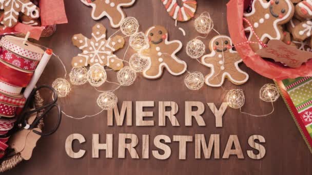 Καλά Χριστούγεννα Ξύλο Σημάδι Και Παραδοσιακό Μελόψωμο Cookies Σπίτι Έκανε — Αρχείο Βίντεο