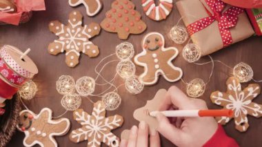 Geleneksel ev yapımı gingerbread çerezleri için el yazısı hediye etiketi