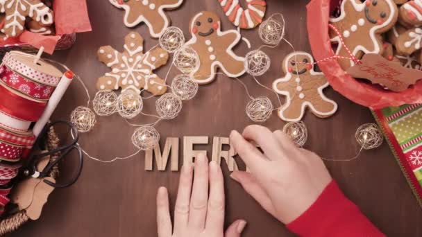 Zeitraffer Holz Frohe Weihnachten Zeichen Und Traditionelle Lebkuchen Hausgemachte — Stockvideo