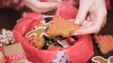 Geleneksel ev yapımı gingerbread çerezleri yiyecek hediye olarak ambalaj