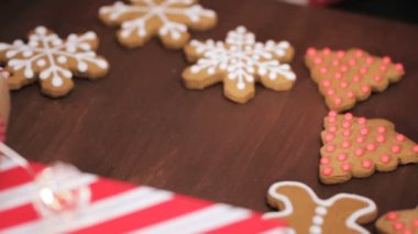 Geleneksel ev yapımı gingerbread çerezleri yiyecek hediye olarak ambalaj