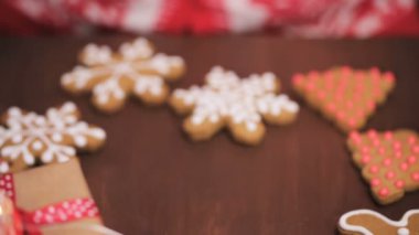 Geleneksel ev yapımı gingerbread çerezleri yiyecek hediye olarak ambalaj