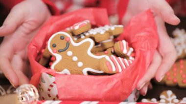 Geleneksel ev yapımı gingerbread çerezleri yiyecek hediye olarak ambalaj