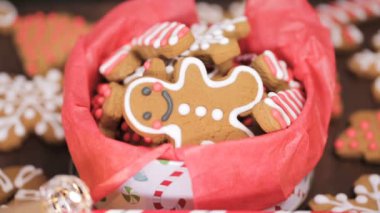 Geleneksel ev yapımı gingerbread çerezleri yiyecek hediye olarak ambalaj