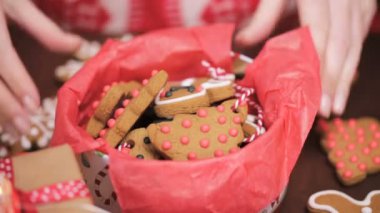 Geleneksel ev yapımı gingerbread çerezleri yiyecek hediye olarak ambalaj