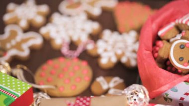 Geleneksel ev yapımı gingerbread çerezleri yiyecek hediye olarak ambalaj